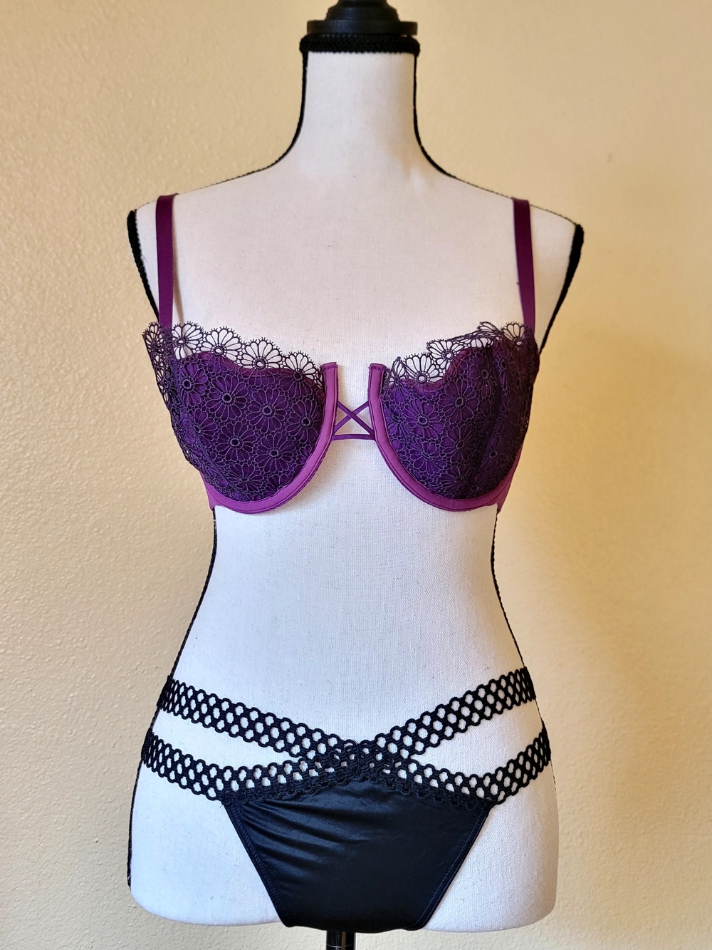 VINTAGE Victoria's Secret Very Sexy Lace Demi Bra with Thong 34D Purple Black